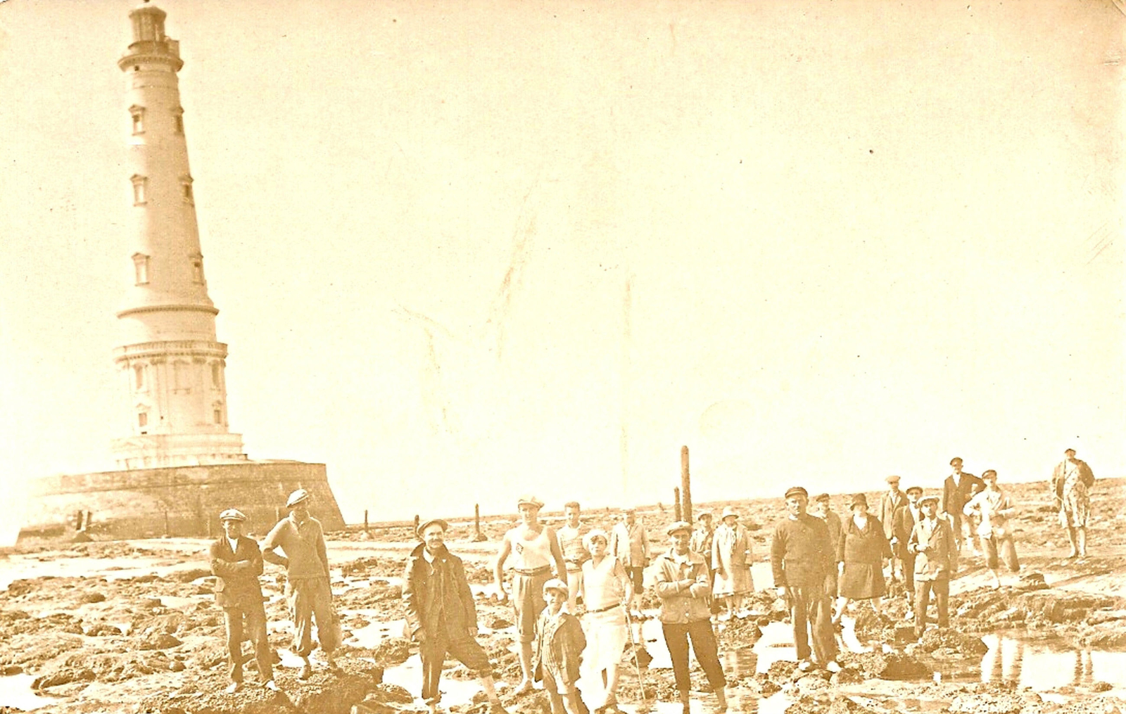 Visiteurs et pêcheurs sur le plateau de Cordouan.